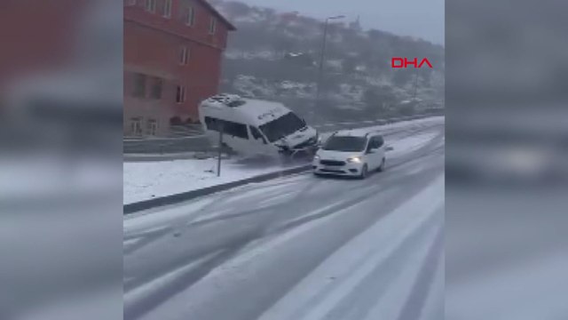 Kardan kayganlaşan yolda devrilen minibüse otomobil çarptı