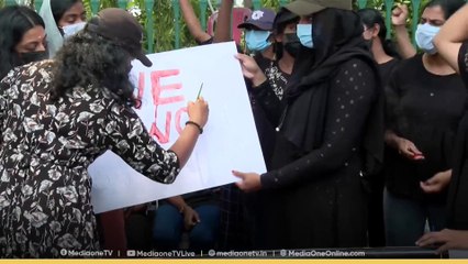 'രക്തം കൊണ്ടാെരു കഥയെഴുതി... അങ്ങനെ ഞങ്ങൾ പോരാടി'; രക്തം കൊണ്ട് പ്ലക്കാർ‌ഡ് എഴുതി പ്രതിഷേധം