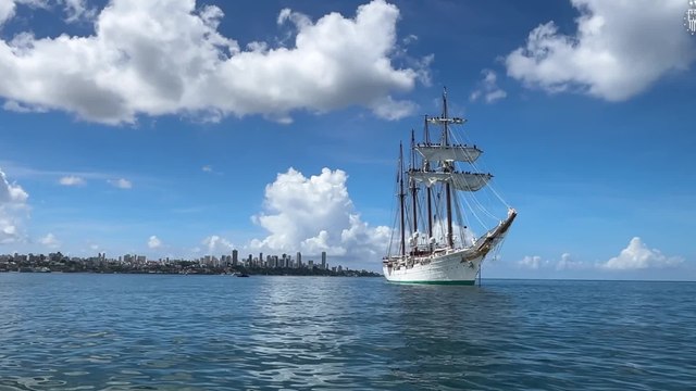 VIDÉO GALA - Leonor d’Espagne en Haute-mer : gym et exercices de haute-voltige