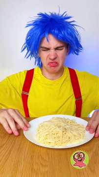 Manger des spaghettis et peindre en couleur 🍝