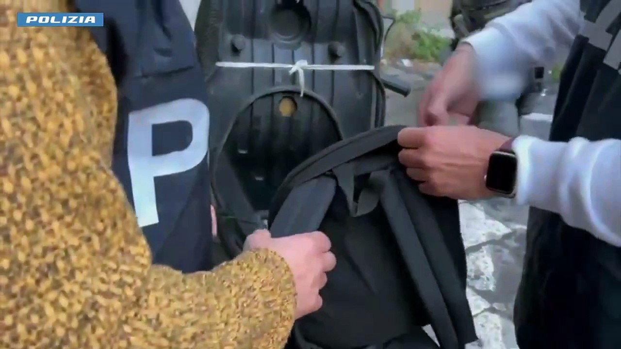 Catania: in giro con lo scooter e la droga