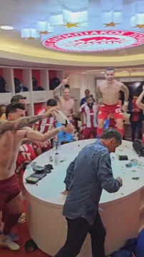 Locura en el vestuario de Olympiakos: la fiesta a gritos de Mendilibar oe, oe tras ganar la liga