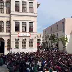 Vefa Lisesi öğrencileri oturma eylemi yaptı