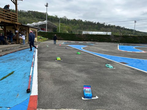 Des passionnées de voitures télécommandées