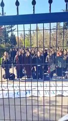 Nermin Mehmet Çekiç Anadolu Lisesi öğrencileri de öğretmenleri için eylem yaptı. Gençler, İstiklal Marşını okudu.