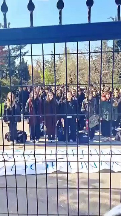 Nermin Mehmet Çekiç Anadolu Lisesi öğrencileri de öğretmenleri için eylem yaptı. Gençler, İstiklal Marşını okudu.