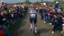 Van de Poel leva com um bidon de agua da Paris-Roubaix