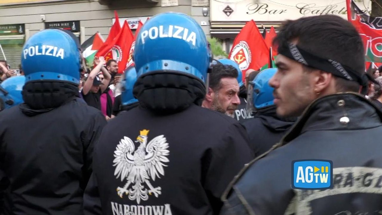 Un agente di polizia con la giacca dell'estrema destra polacca durante gli scontri al corteo per la Palestina a Milano