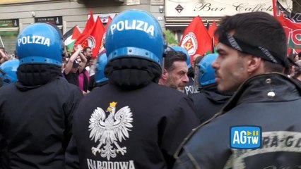 Un agente di polizia con la giacca dell'estrema destra polacca durante gli scontri al corteo per la Palestina a Milano