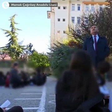 Mamak Çağrıbey Anadolu Lisesinde öğretmenlerinin sürgün edilmesine karşı eylem yapan öğrenciler, İlçe Milli Eğitim Müdürü Ahmet Yıldız tarafından disiplinle tehdit edildi.