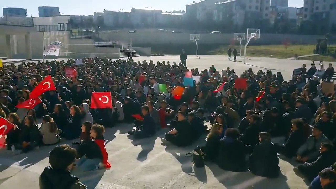 Ankara Gazi Anadolu Lisesi'nde öğrenciler, öğretmenlerinin görev yerinin değiştirilmesini protesto etmek için okul bahçesinde oturma eylemi yaptı.