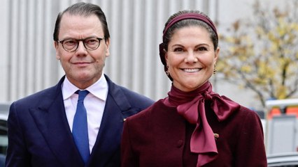 GALA VIDEO - Victoria et Daniel de Suède plus amoureux que jamais : en tribunes, ils échangent un doux baiser passé