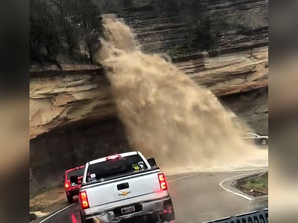 Reißender wasserfall stürzt auf highway - autofahrer geschockt