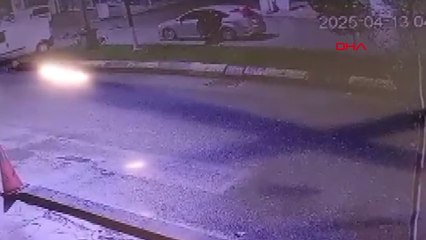 Hafif ticari araca çarpan motosikletin sürücüsü yaralandı; kaza kamerada