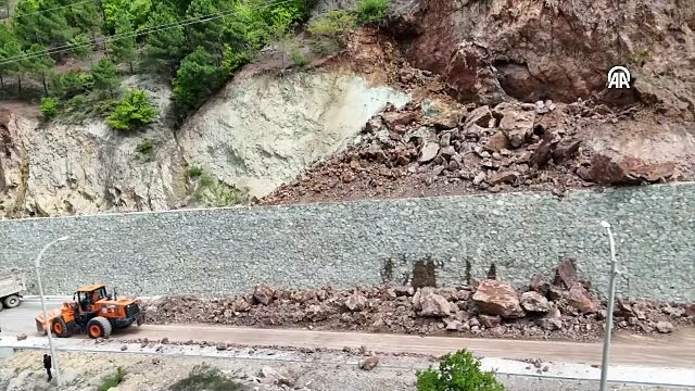 Artvin'de heyelan anı cep telefonu kamerasına yansıdı