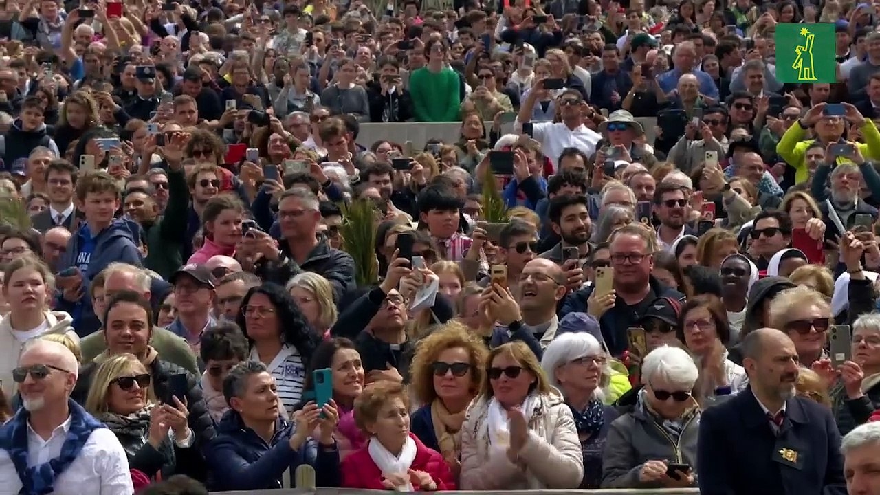 El papa, sin asistencia de oxígeno, saluda a los fieles en San Pedro por Semana Santa