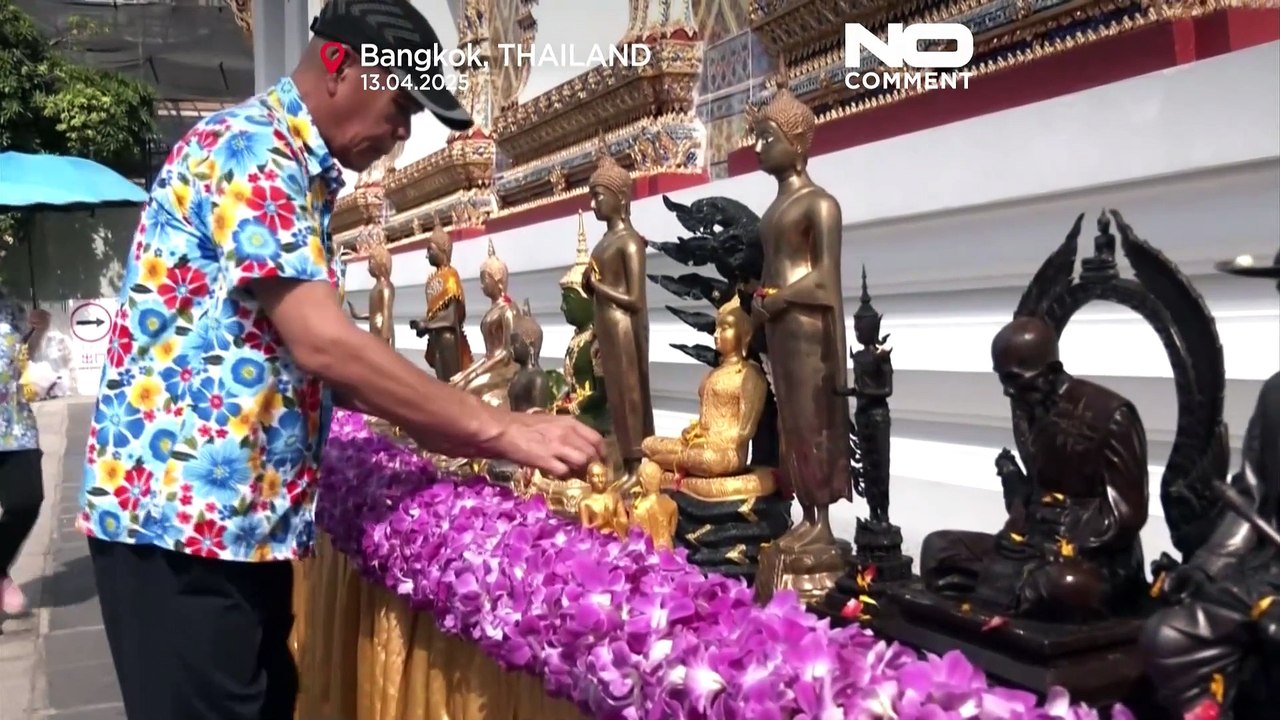 Buddhistische Statuen in Thailand werden zu Beginn des Songkran-Neujahrsfestes mit Wasser bespritzt