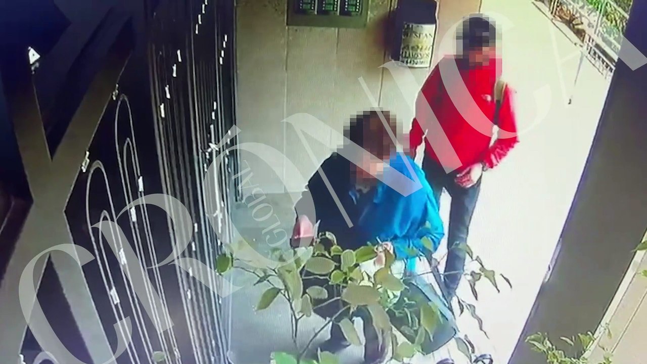 Robo cadena a una abuela en su portal