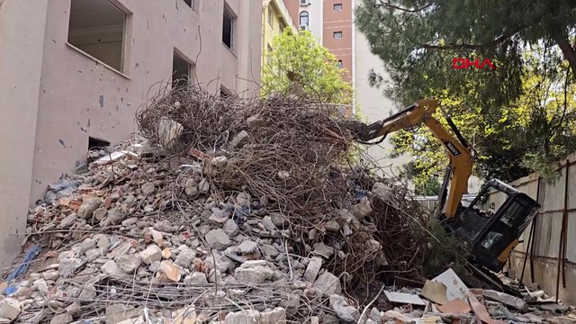 Kadıköy'de yıkım sırasında 5'inci kattan düşen kepçe operatörü ağır yaralandı