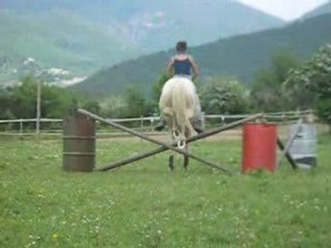 Betty saute a l'obstacle