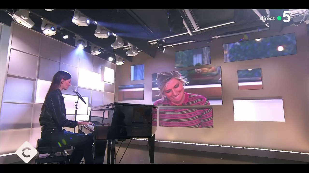 Charlotte Cardin chante "Feel Good" en live