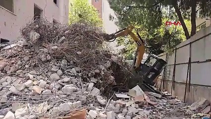 Yıktığı binanın 5'inci katından kepçeyle birlikte aşağı düştü