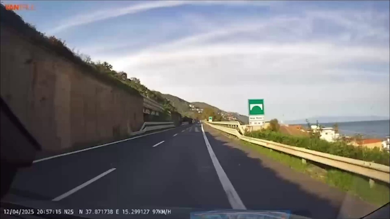 Furgone in contromano sulla A18 Catania - Messina