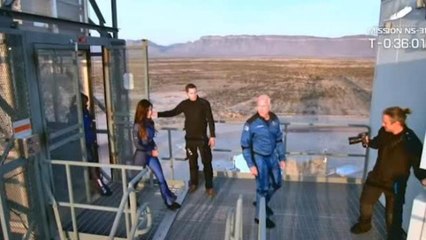 Katy Perry e Lady Bezos nello spazio, il momento di raccoglimento prima del lancio