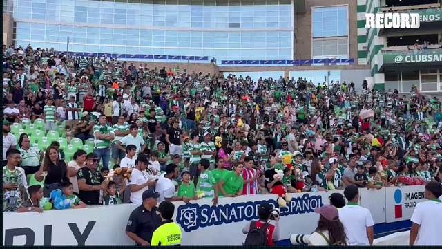 Aficionados de Santos se unen al 'Guerretón 2025' y lanzan peluches al terreno de juego