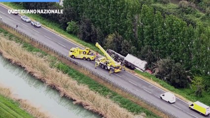 Incidente tir-furgone nel veneziano, un morto. Immagini dal drone
