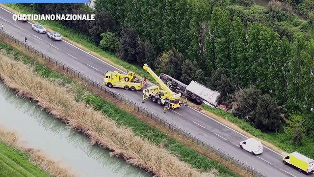 Incidente tir-furgone nel veneziano, un morto. Immagini dal drone