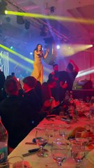 الفنانة اللبنانية سيرين عبد النور تتعرض لهجوم على المسرح من قبل شاب وصفته بالانتحاري