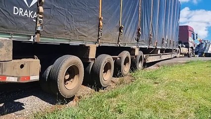 Carreta causa bloqueio e congestionamento no Trevo Cataratas