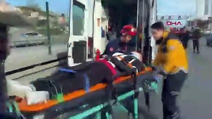 Motosikletli genç babasının otomobiline çarptı!