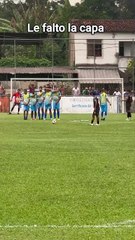 ARQUERO VUELA A ATAJAR UN BALÓN