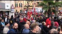 A Genova centinaia in piazza dopo l'aggressione al sindacalista