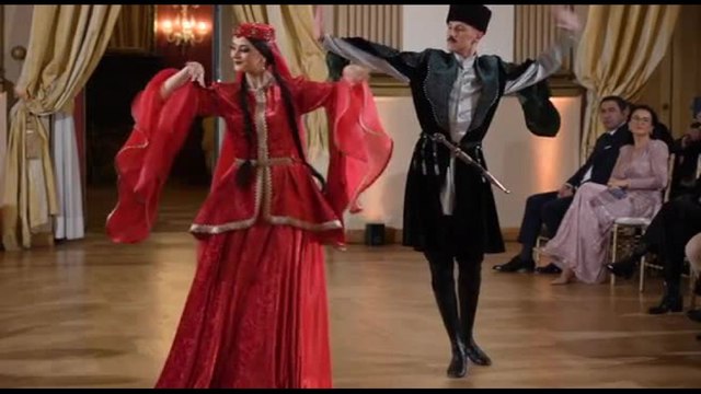 Tra musica e danze tradizionali, abiti azerbaigiani incantano Roma