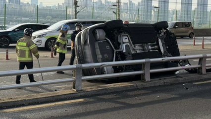 서울 보광동에서 가드레일 들이받은 차량 전도 / YTN