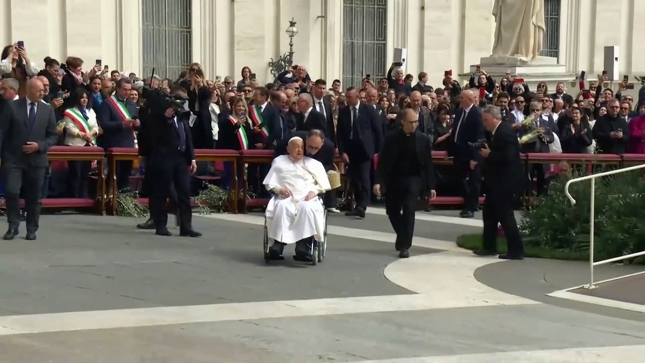 El papa aparece en la plaza de San Pedro para saludar a los fieles en el Domingo de Ramos
