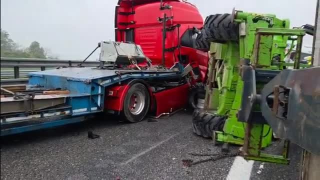 Incidente tra due tir in autostrada A21, il video: un ferito trasportato in ospedale