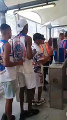 Integrantes de organizada do Bahia “pulam” catraca para entrar em jogo contra o Mirassol; assista