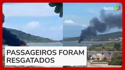 Lancha com 19 pessoas pega fogo no mar em Guarapari