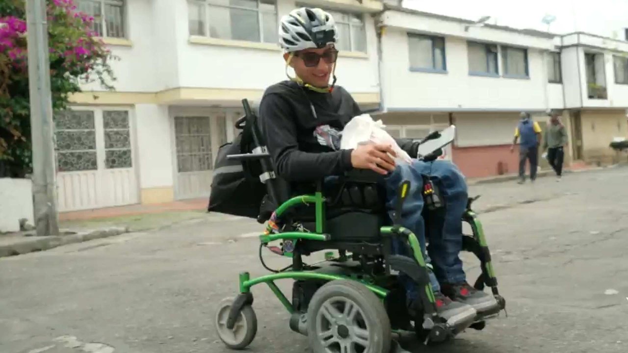 Darwin Osorio es 'El Terreneitor' que recorre las calles de Bogotá en su silla de ruedas como domiciliario