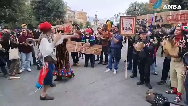 Napoli, artisti di strada in piazza contro il regolamento del Comune