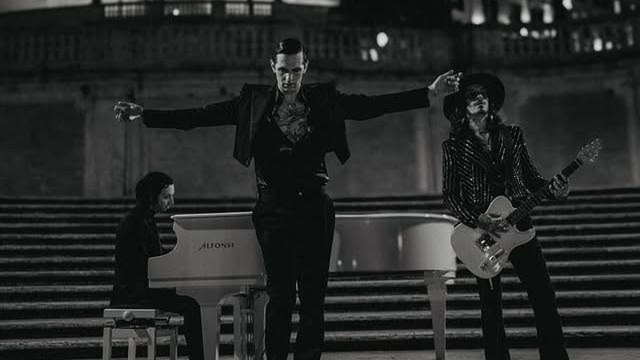 Achille Lauro: concerto a sorpresa a Piazza di Spagna, entusiasmo fra i fan