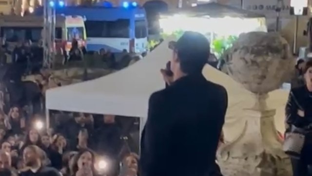 Achille Lauro a piazza di Spagna, omaggio a Venditti: ecco l'interpretazione di Notte prima degli esami