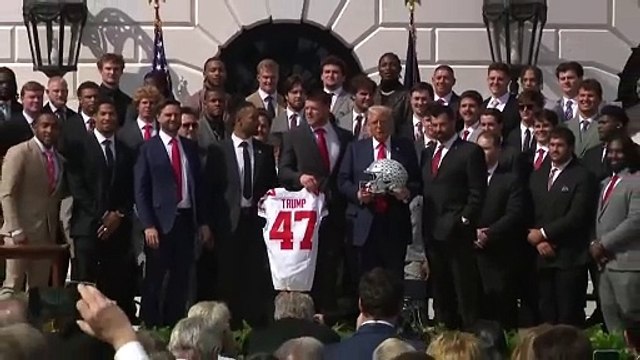 Rompe el trofeo de los campeones de fútbol americano y Trump lo aniquila con la mirada