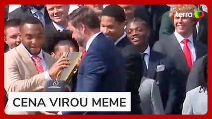 Vice de Trump se atrapalha e derruba parte de troféu de equipe em cerimônia na Casa Branca