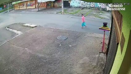 Câmeras de segurança registraram Letício correndo em direção à parada de ônibus