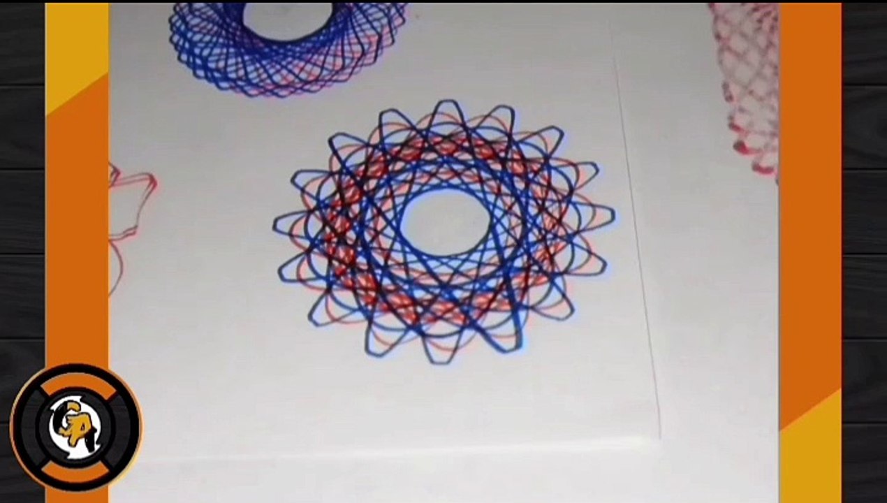 Dibujando una figura azul y rojo con un espirografo circular.